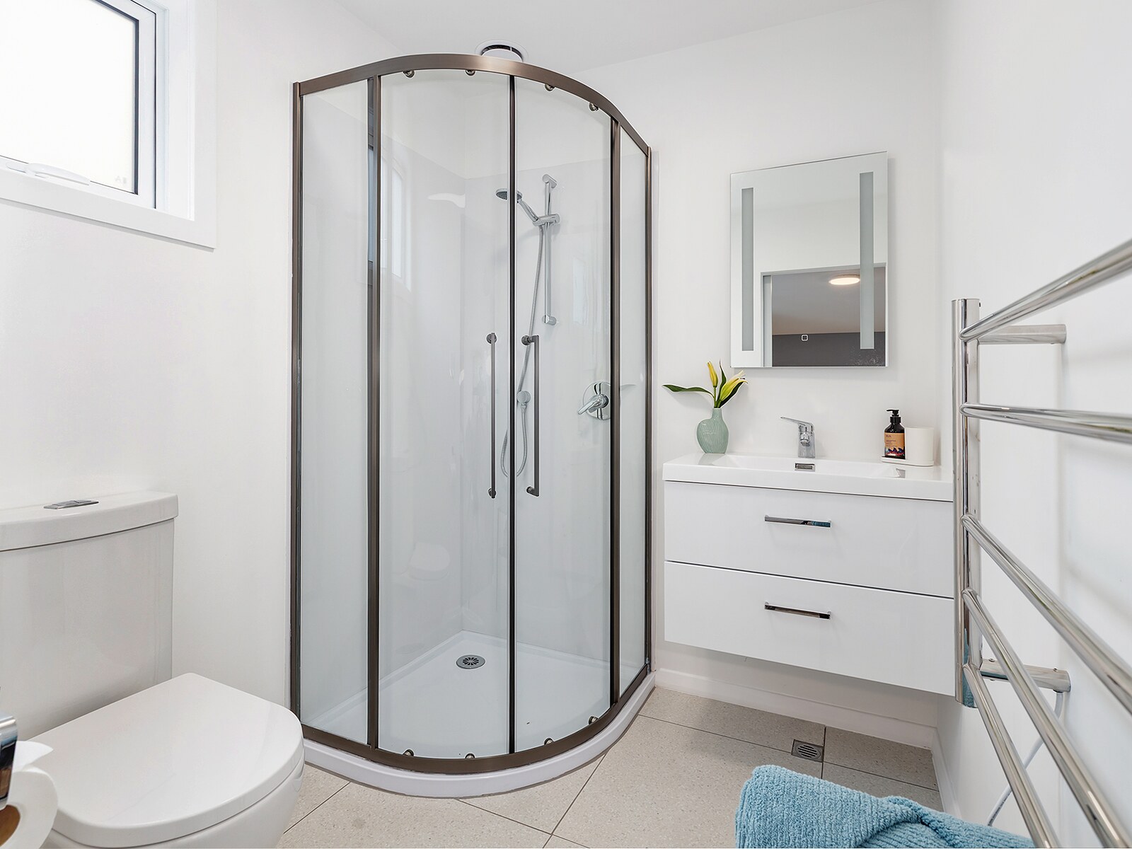 Modern ensuite with shower