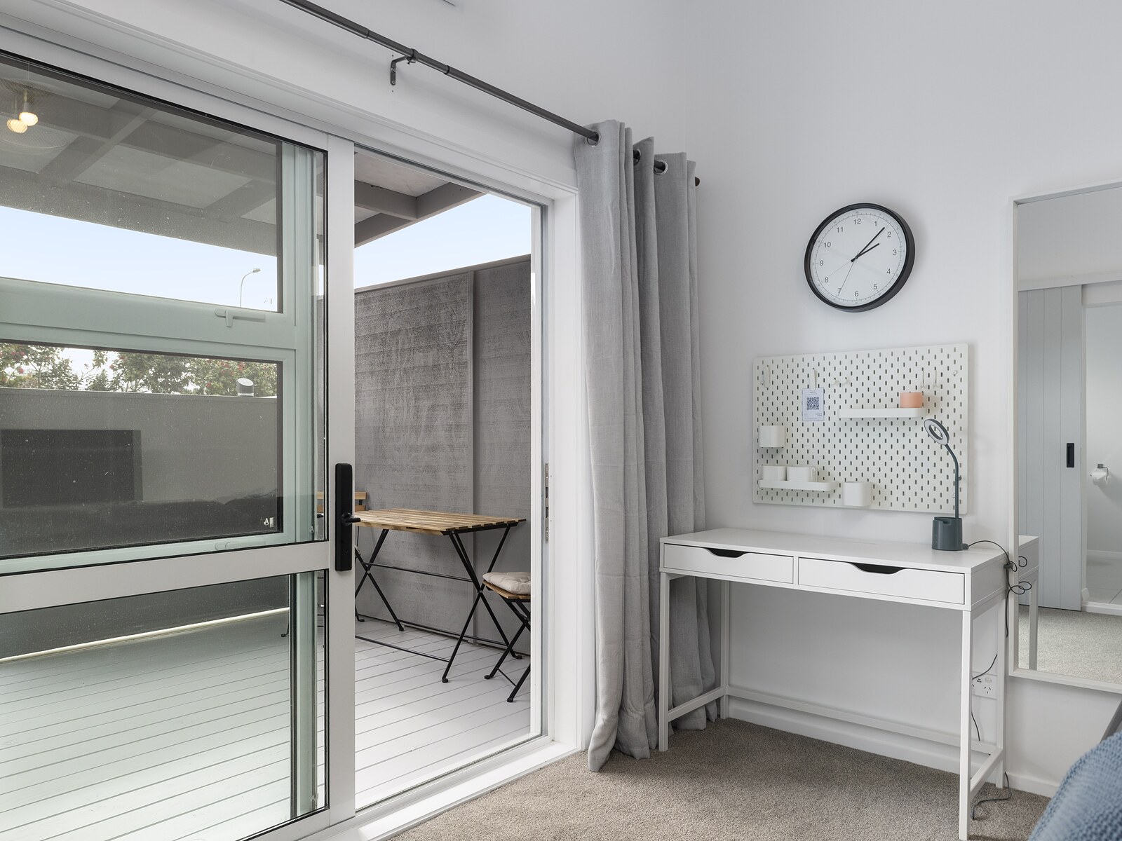 Desk and workstation in a George Wing suite